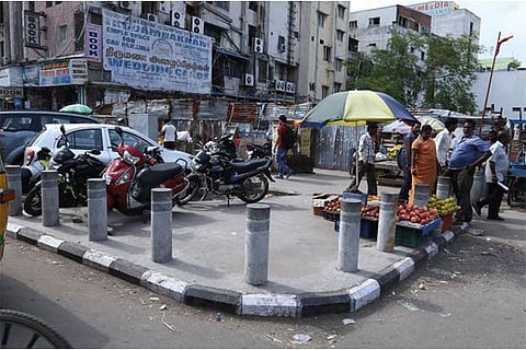NSC Bose Road footpath taken over by hawkers and parked vehicles