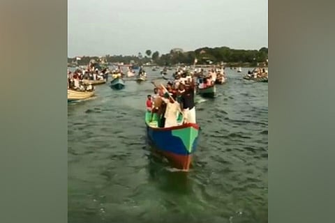 Fishermen take out boat rally against CAA