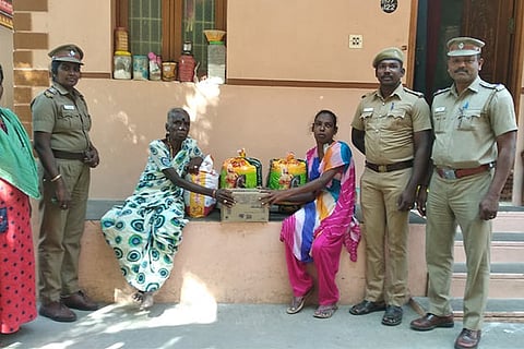 Sasi and Kokila with officers of Choolaimedu police station
