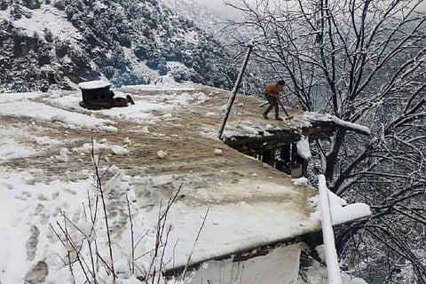 Avalanches kill scores across Pakistan