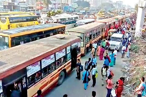Vehicles piled up at the toll plazas in Paranur and Chengalpattu for a few kilometres