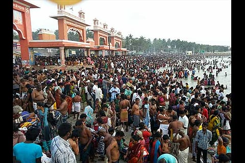 Lakhs take holy dip in sea across TN on 'Thai Amavasai' day