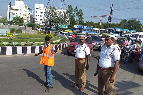 Balamurugan regulates traffic on busy MGR Statue roundabout in Tiruchy