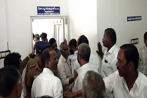 DMK and AIADMK cadre arguing in front of panchayat commissioner office in Kumbakonam on Wednesday