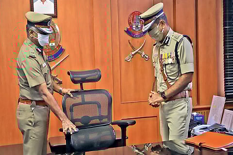 Outgoing city police Commissioner Viswanathan (L) inviting his successor Mahesh Kumar Aggarwal
