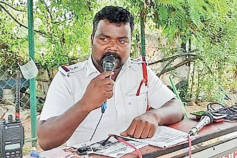 Traffic SI Manimaran entertains motorists with songs on coronavirus infection