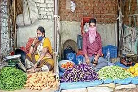 Kanchi veg vendors protest lack of space in temporary market
