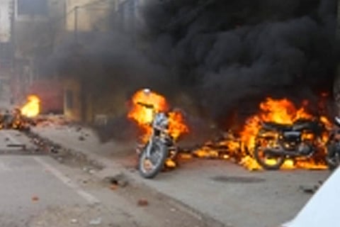 Maoists torch 4 vehicles in Jharkhand