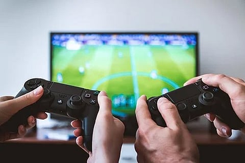 Playing video games linked to poor eating habits in male college students