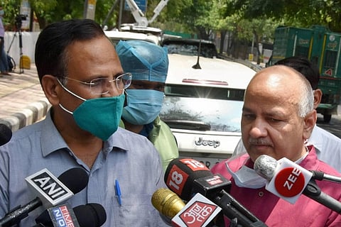 Delhi Health Minister Satyendar Jain (L)