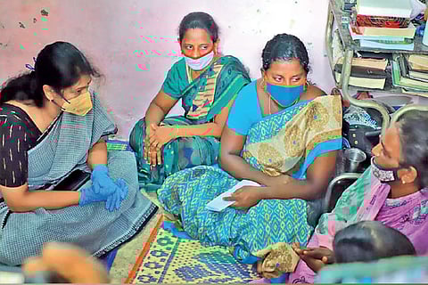 DMK MP Kanimozhi consoling the family members of Jayaraj and Bennix after handing over Rs 25 lakh
