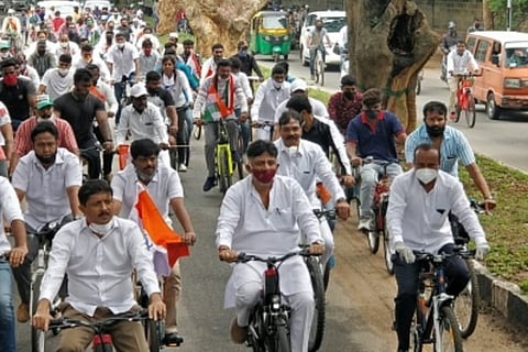 Cong holds cycle rally against fuel hike in Bengaluru