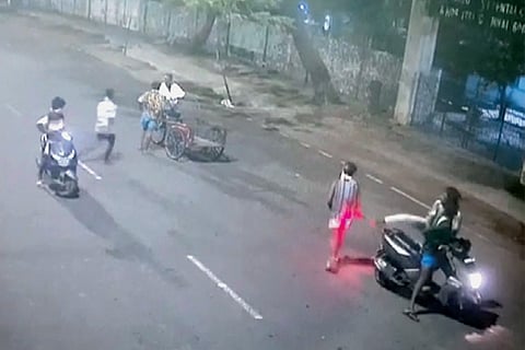 Cops on hunt for six youth who robbed veg vendor at knifepoint