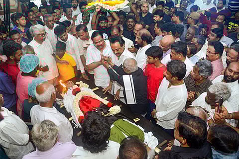 Veteran DMK leader Anbazhagan dead, thousands bid tearful adieu