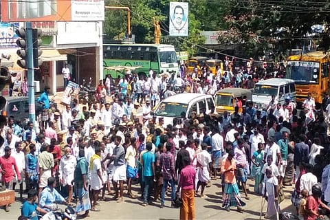 Aggrieved relatives of slain fisherman lay siege to Ramanathapuram Government Hospital on Wednesday