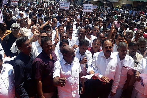 Traders, led by Federation president Vikaramaraja and TN Hotels state president Venkadasubbu, raising slogans