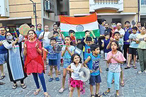 Kids joined the elderly in the city to applaud the service of health workers