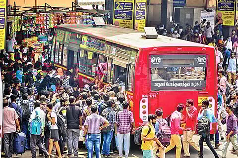 Passengers throng Koyambedu bus terminal ahead of the lockdown on Monday