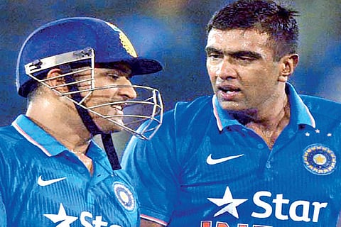 MS Dhoni (left) and R Ashwin