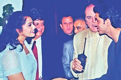 Meena shaking hands with Hrithik Roshan