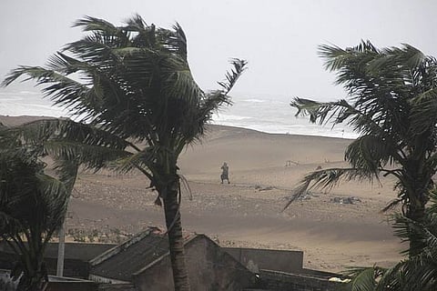 Vehicular traffic on flyovers stopped as Amphan nears Kolkata