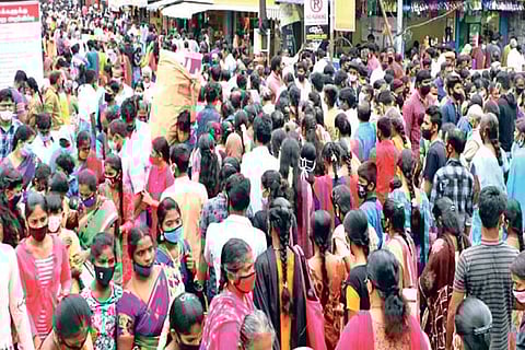 Festival shoppers not leaving even an inch of space at a market in Coimbatore