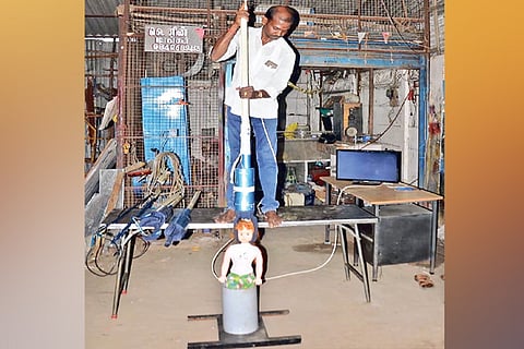 Nagendran of Nagapattinam demonstrates his invention to rescue children from borewells
