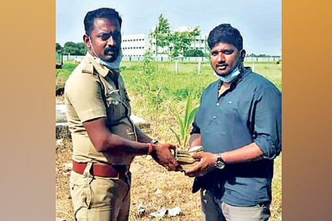 Honest policeman returns Rs 2.30 lakh to owner of lorry involved in accident