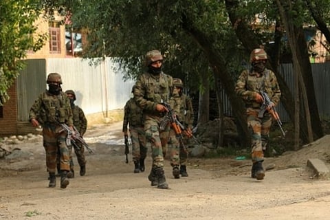 Pakistan targets Indian positions on LoC in Poonch district