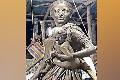 A migrant woman?s statue sculpted in Kolkata
