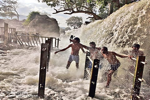 After 7 months, Hogenakkal falls opens for tourists during long weekend