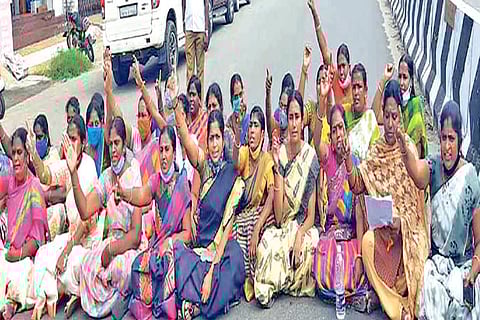 BJP women?s wing members stage a road roko against VCK cadre in Erode on Monday