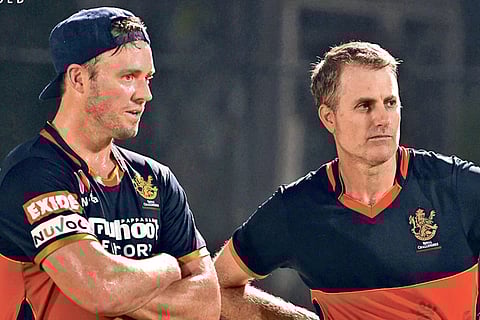 AB de Villiers (left) with RCB coach Simon Katich