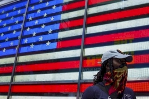 US unemployment claims fell to 881,000 last week