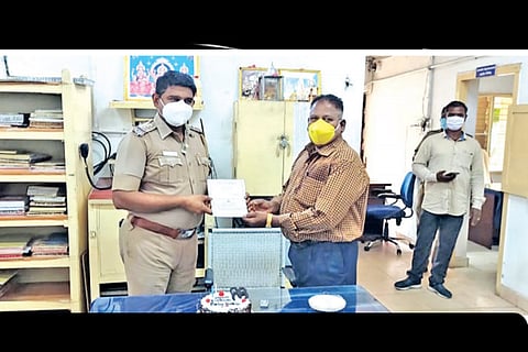 Ambattur Head Constable Babu Suresh greeted on his birthday by Inspector Chidambara Murugesan