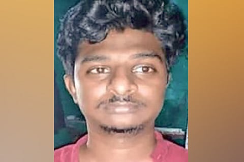 TTE films college girl in train toilet, held