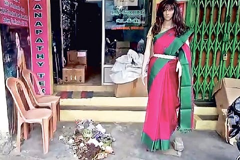 Garbage dumped at the entrance of textile shop, which violated COVID19 restrictions in Salem