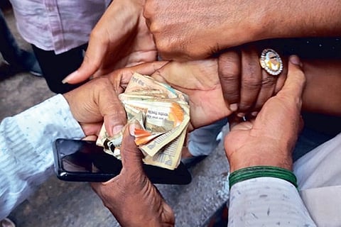 Party-level squads of AIADMK, DMK functionaries nab rivals giving out cash in state