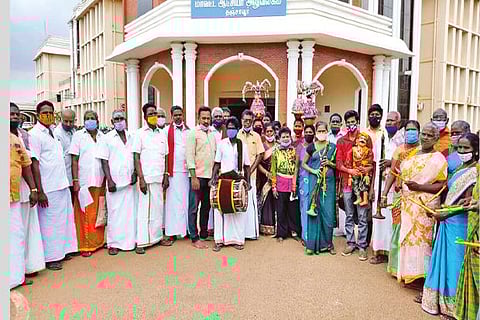 olk artistes at the Thanjavur Collectorate on Monday