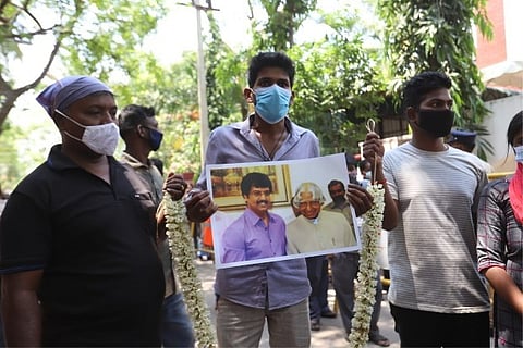 WATCH: Fans queue outside Vivekh's Chennai home to bid final farewell to actor