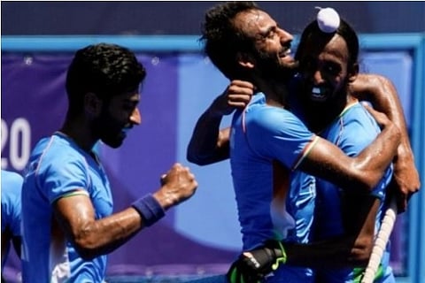 Indian team celebrates after winning bronze (Credit: Twitter/ @TheHockeyIndia)