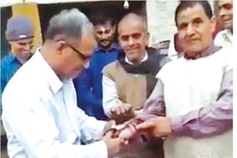 Man cutting Kalawas is not Samajwadi Party leader