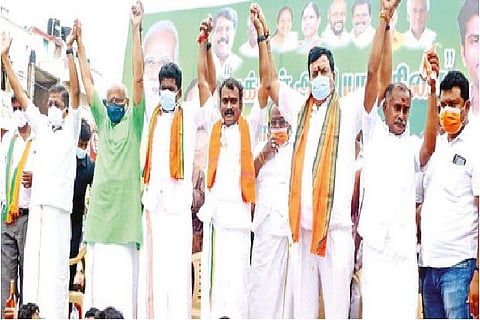 Union MoS for Information and Technology L Murugan along with other BJP leaders in Coimbatore