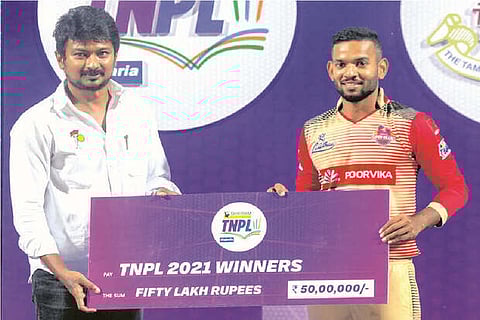 CSG skipper Kaushik Gandhi (right) receives the TNPL winner?s cheque from MLA Udhayanidhi Stalin