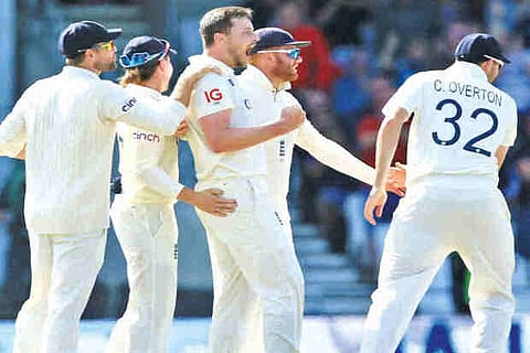 England players celebrate the dismissal of India skipper Virat Kohli on fourth day of the third Test