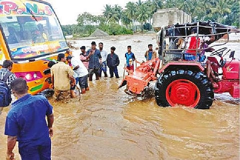 Two buses stranded in Malattar retrieved