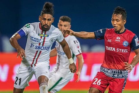Roy Krishna of ATKMohun Bagan and Laldinliana Renthlei of Jamshedpur FC during ISL match(Image: PTI)