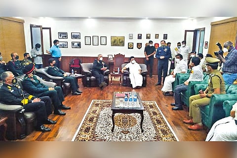 Stalin meets Def officials during Coonoor visit and expected to pay homage to deceased on Thursday