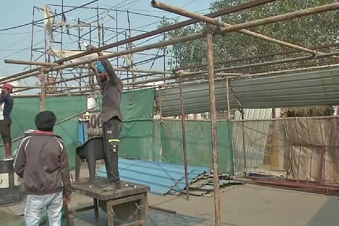 Farmers removes tent from Delhi border