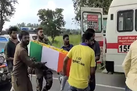 Ambulances carrying victims meet with minor accident